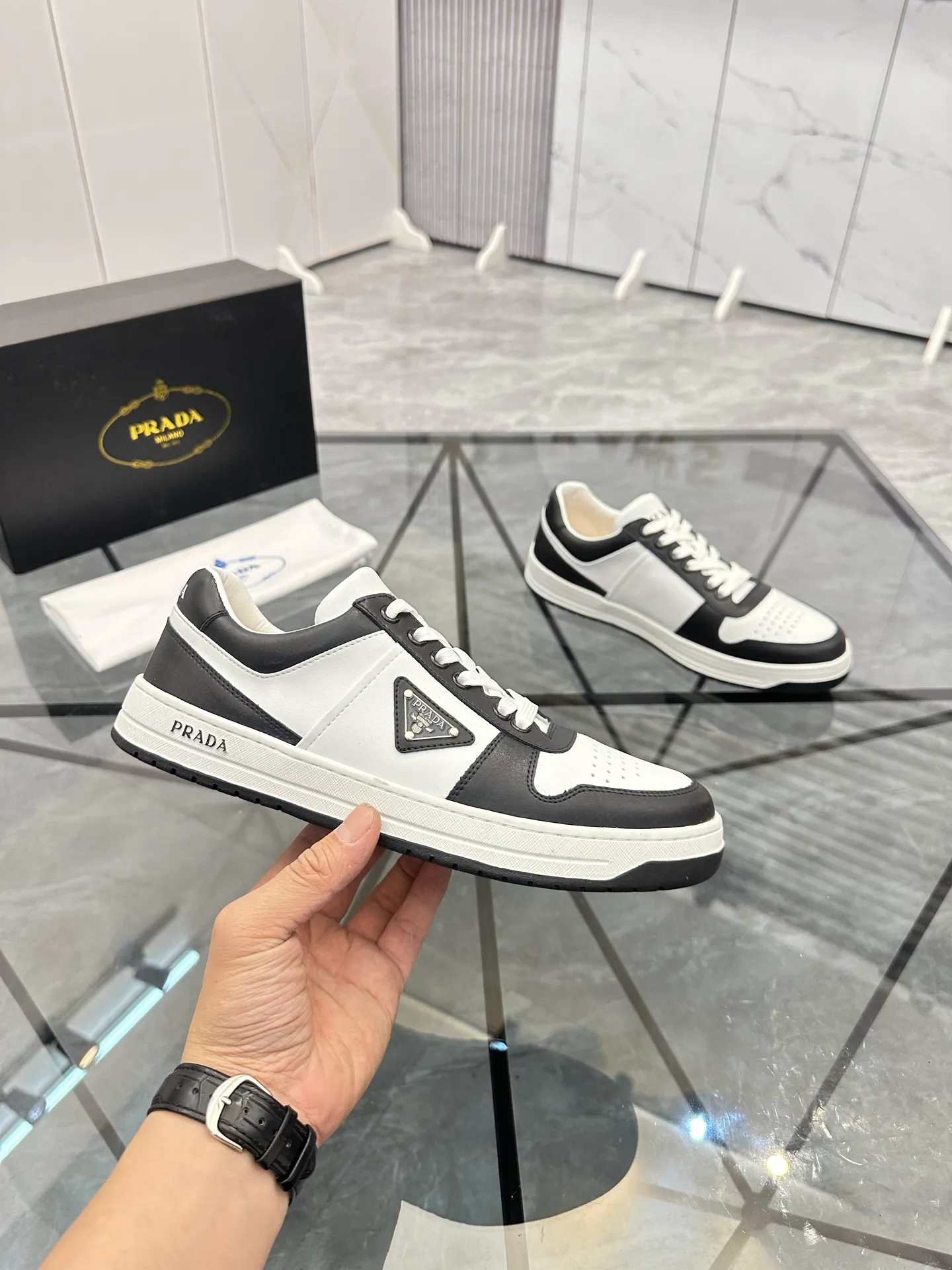 Men's shoes: 💰P400¥ Product trademark: Prada *"Prada*" low-top casual shoes Regular size: 38-44 (can be customized to 45) Product materials: imported cowhide upper, sheepskin lining, original outsole. Number: 020
